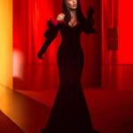 Anna Sedokova Instagram - Сейчас уже понятно , что это было легендарно ! Я благодарна за работу над клипом и образами лучшим из лучших профессионалов . Первый образ для клипа «Не оставляй меня любимый» Make Up @kristinapapuk Hair @fashionpierrebog Stylist @mika_milena Фото от гения @multikov ❤️