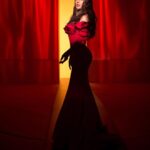 Anna Sedokova Instagram - Сейчас уже понятно , что это было легендарно ! Я благодарна за работу над клипом и образами лучшим из лучших профессионалов . Первый образ для клипа «Не оставляй меня любимый» Make Up @kristinapapuk Hair @fashionpierrebog Stylist @mika_milena Фото от гения @multikov ❤️