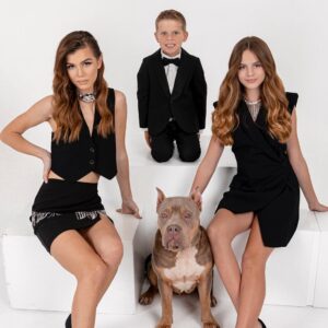 Anna Sedokova Instagram - Пусть эти фотографии дадут надежду всем тем, кто сейчас не верит в себя. 

Всем, у кого опускаются руки. 
Всем мамам, которым кричали в след, что после развода жизнь останавливается.
Всем, кто слышал фразу «кому ты будешь нужна со своим ребенком?!». 
Всем, кто считает, что возраст имеет значение. 
Всем, кто вынужден тяжело работать, чтобы обеспечить образование своим детям. 
Всем, кто уже больше не может плакать ночами, потому что слез больше нет. 
Я знаю, как это. Я там была . Но посмотрите на эти фото) 

На них впервые вся моя семья. И да, у нас у всех разные фамилии. Пока. Разные характеры, и непростые судьбы. Но мы едины в том, что безумно дорожим друг другом. И любим ❤️ 

На фото моя взрослая дочь Моника. Такая красивая, мудрая и веселая. И пусть наша история тоже станет надеждой и историей про то, как даже после самой сильной бури все успокаивается, и выходит солнце. Что можно жить в мире и согласии, даже после самых сложных ситуаций. Можно и нужно. 

Мы поздравляем вас с наступающим Новым Годом и очень хотим пожелать огромного счастья в ваших семьях. Берегите друг друга ❤️ 

Foto @sonev.visions 
Make up @nataliiamakeupartist 
Hair @juls.passion 

❤️
