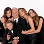 Anna Sedokova Instagram - Пусть эти фотографии дадут надежду всем тем, кто сейчас не верит в себя. Всем, у кого опускаются руки. Всем мамам, которым кричали в след, что после развода жизнь останавливается. Всем, кто слышал фразу «кому ты будешь нужна со своим ребенком?!». Всем, кто считает, что возраст имеет значение. Всем, кто вынужден тяжело работать, чтобы обеспечить образование своим детям. Всем, кто уже больше не может плакать ночами, потому что слез больше нет. Я знаю, как это. Я там была . Но посмотрите на эти фото) На них впервые вся моя семья. И да, у нас у всех разные фамилии. Пока. Разные характеры, и непростые судьбы. Но мы едины в том, что безумно дорожим друг другом. И любим ❤️ На фото моя взрослая дочь Моника. Такая красивая, мудрая и веселая. И пусть наша история тоже станет надеждой и историей про то, как даже после самой сильной бури все успокаивается, и выходит солнце. Что можно жить в мире и согласии, даже после самых сложных ситуаций. Можно и нужно. Мы поздравляем вас с наступающим Новым Годом и очень хотим пожелать огромного счастья в ваших семьях. Берегите друг друга ❤️ Foto @sonev.visions Make up @nataliiamakeupartist Hair @juls.passion ❤️