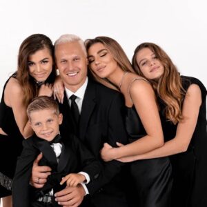 Anna Sedokova Instagram - Пусть эти фотографии дадут надежду всем тем, кто сейчас не верит в себя. 

Всем, у кого опускаются руки. 
Всем мамам, которым кричали в след, что после развода жизнь останавливается.
Всем, кто слышал фразу «кому ты будешь нужна со своим ребенком?!». 
Всем, кто считает, что возраст имеет значение. 
Всем, кто вынужден тяжело работать, чтобы обеспечить образование своим детям. 
Всем, кто уже больше не может плакать ночами, потому что слез больше нет. 
Я знаю, как это. Я там была . Но посмотрите на эти фото) 

На них впервые вся моя семья. И да, у нас у всех разные фамилии. Пока. Разные характеры, и непростые судьбы. Но мы едины в том, что безумно дорожим друг другом. И любим ❤️ 

На фото моя взрослая дочь Моника. Такая красивая, мудрая и веселая. И пусть наша история тоже станет надеждой и историей про то, как даже после самой сильной бури все успокаивается, и выходит солнце. Что можно жить в мире и согласии, даже после самых сложных ситуаций. Можно и нужно. 

Мы поздравляем вас с наступающим Новым Годом и очень хотим пожелать огромного счастья в ваших семьях. Берегите друг друга ❤️ 

Foto @sonev.visions 
Make up @nataliiamakeupartist 
Hair @juls.passion 

❤️
