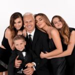 Anna Sedokova Instagram - Пусть эти фотографии дадут надежду всем тем, кто сейчас не верит в себя. Всем, у кого опускаются руки. Всем мамам, которым кричали в след, что после развода жизнь останавливается. Всем, кто слышал фразу «кому ты будешь нужна со своим ребенком?!». Всем, кто считает, что возраст имеет значение. Всем, кто вынужден тяжело работать, чтобы обеспечить образование своим детям. Всем, кто уже больше не может плакать ночами, потому что слез больше нет. Я знаю, как это. Я там была . Но посмотрите на эти фото) На них впервые вся моя семья. И да, у нас у всех разные фамилии. Пока. Разные характеры, и непростые судьбы. Но мы едины в том, что безумно дорожим друг другом. И любим ❤️ На фото моя взрослая дочь Моника. Такая красивая, мудрая и веселая. И пусть наша история тоже станет надеждой и историей про то, как даже после самой сильной бури все успокаивается, и выходит солнце. Что можно жить в мире и согласии, даже после самых сложных ситуаций. Можно и нужно. Мы поздравляем вас с наступающим Новым Годом и очень хотим пожелать огромного счастья в ваших семьях. Берегите друг друга ❤️ Foto @sonev.visions Make up @nataliiamakeupartist Hair @juls.passion ❤️