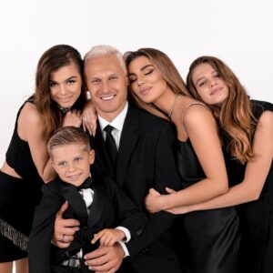 Anna Sedokova Instagram - Пусть эти фотографии дадут надежду всем тем, кто сейчас не верит в себя. 

Всем, у кого опускаются руки. 
Всем мамам, которым кричали в след, что после развода жизнь останавливается.
Всем, кто слышал фразу «кому ты будешь нужна со своим ребенком?!». 
Всем, кто считает, что возраст имеет значение. 
Всем, кто вынужден тяжело работать, чтобы обеспечить образование своим детям. 
Всем, кто уже больше не может плакать ночами, потому что слез больше нет. 
Я знаю, как это. Я там была . Но посмотрите на эти фото) 

На них впервые вся моя семья. И да, у нас у всех разные фамилии. Пока. Разные характеры, и непростые судьбы. Но мы едины в том, что безумно дорожим друг другом. И любим ❤️ 

На фото моя взрослая дочь Моника. Такая красивая, мудрая и веселая. И пусть наша история тоже станет надеждой и историей про то, как даже после самой сильной бури все успокаивается, и выходит солнце. Что можно жить в мире и согласии, даже после самых сложных ситуаций. Можно и нужно. 

Мы поздравляем вас с наступающим Новым Годом и очень хотим пожелать огромного счастья в ваших семьях. Берегите друг друга ❤️ 

Foto @sonev.visions 
Make up @nataliiamakeupartist 
Hair @juls.passion 

❤️