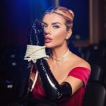Anna Sedokova Instagram - Отвечу на самые острые вопросы журналистов тут и публично. 1. Права на песню остались у автора. Они не могут мне принадлежать. Я её не написала. Но я могу её исполнять. Могу снимать на неё видео. Как я решилась? У меня была старая почта Константина. Я выпила бокал вина и дрожащей рукой отправила несколько предложений. Он ответил положительно и отправил мне контакты людей, чтобы связаться по правам. Мы не друзья. Мы не враги. Мы никто. 2. Эта версия песни создавалась почти год. Я сделала больше 10 вариантов аранжировок плюс бесконечные правки. Я относилась к песне как к самому хрупкому созданию. Очень бережно. Сохранила оригинальную айдентику. Некоторые звуки бережно вырезаны из первой версии. К сожалению, у нас не было разведенки (это название музыки по трекам, которые в неё входят) Спасибо @sashko_oleg за то, что осуществил все мои сумасшедшие идеи. 3. Песню уже взяли в эфир ведущие радиостанции. Взяли ещё до релиза. Спасибо за поддержку. 4. Сейчас у меня разные чувства. Ещё болит, правда. Наверное, нужно с ней выйти на сцену и спеть с залом. Тогда пройдёт. Я хочу сказать спасибо всем, кто был частью той моей жизни. Спасибо, что были. Спасибо, что бросили. Иначе я бы никогда не стала тем, кем я есть сейчас. #НеОставляйМеняЛюбимый
