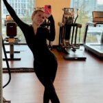 Anna Sedokova Instagram - Ещё три месяца назад эта девчонка два года не ходила в зал . Просто забила на себя , своё самочувствие и своё тело . Просто жила по течению , а это течение практический унесло ее к 75 кг при 172 см роста . Сейчас я не представляю как это . Встать и не пойти в зал . И весь секрет в маленьких шагах , которые постепенно дают большие результаты . И если я смогла , ты точно сможешь . У меня в телеграм мы с девочками и двумя парнями 😂 каждый день делаем шаги вместе . Шаги к себе . К той , которая потерялась в обстоятельствах. Помни , что лучшее , что ты можешь сделать для себя , просто начать жить сейчас , не откладывая на потом и завтра .