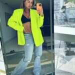 Anna Sedokova Instagram - Когда я создавала @Lastory_store у меня всегда была задача и миссия сделать этот мир ярче и женщин счастливее. В английском языке есть слово extraordinaire. Если посмотрите значение в нете, вам выдаст «очень необыкновенное и запоминающееся» . В хорошем смысле этого слова ) Женщина в моей одежде та, с которой не сводят взгляды мужчины, которая привлекает к себе внимание с первого взгляда, а дальше уже удерживает интеллектом. Я мечтала, чтобы женщины не прятались за «серые» цвета, чтобы меньше стеснялись и находили всё больше и больше уверенности в себе! И я скажу, что таких немного. По статистике самые продаваемые цвета всё те же серый и чёрный. Но в этом нет плохого, я сама, когда прячусь, так одеваюсь. Но, когда я хочу почувствовать себя настоящей звездой, я надеваю @lastory_story ⚡️ Попсово 😂? Но это отличный слоган, прям из 2000. А они сейчас в тренде ;) На мне безусловно пиджак @lastory_store 🤗