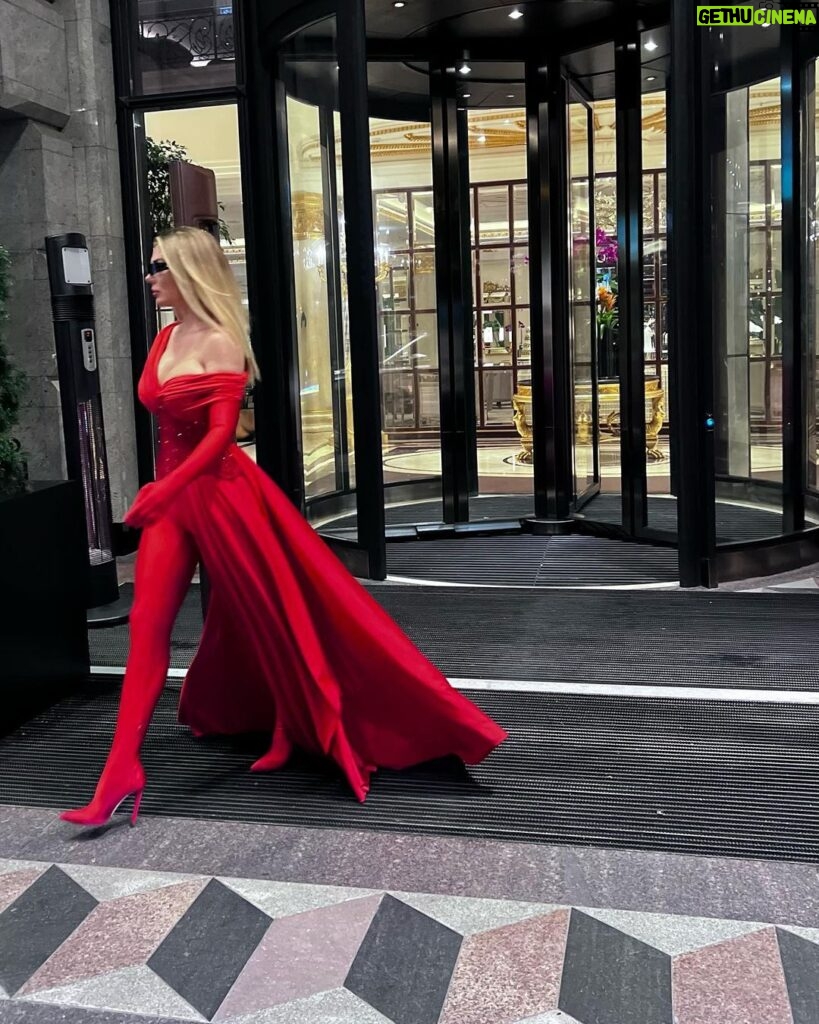 Anna Sedokova Instagram - Lady in red.. Make up and photo @makeup_kallasova Hair @elenaball19 Bodysuit and more @voronovanton ❤️ Ritz