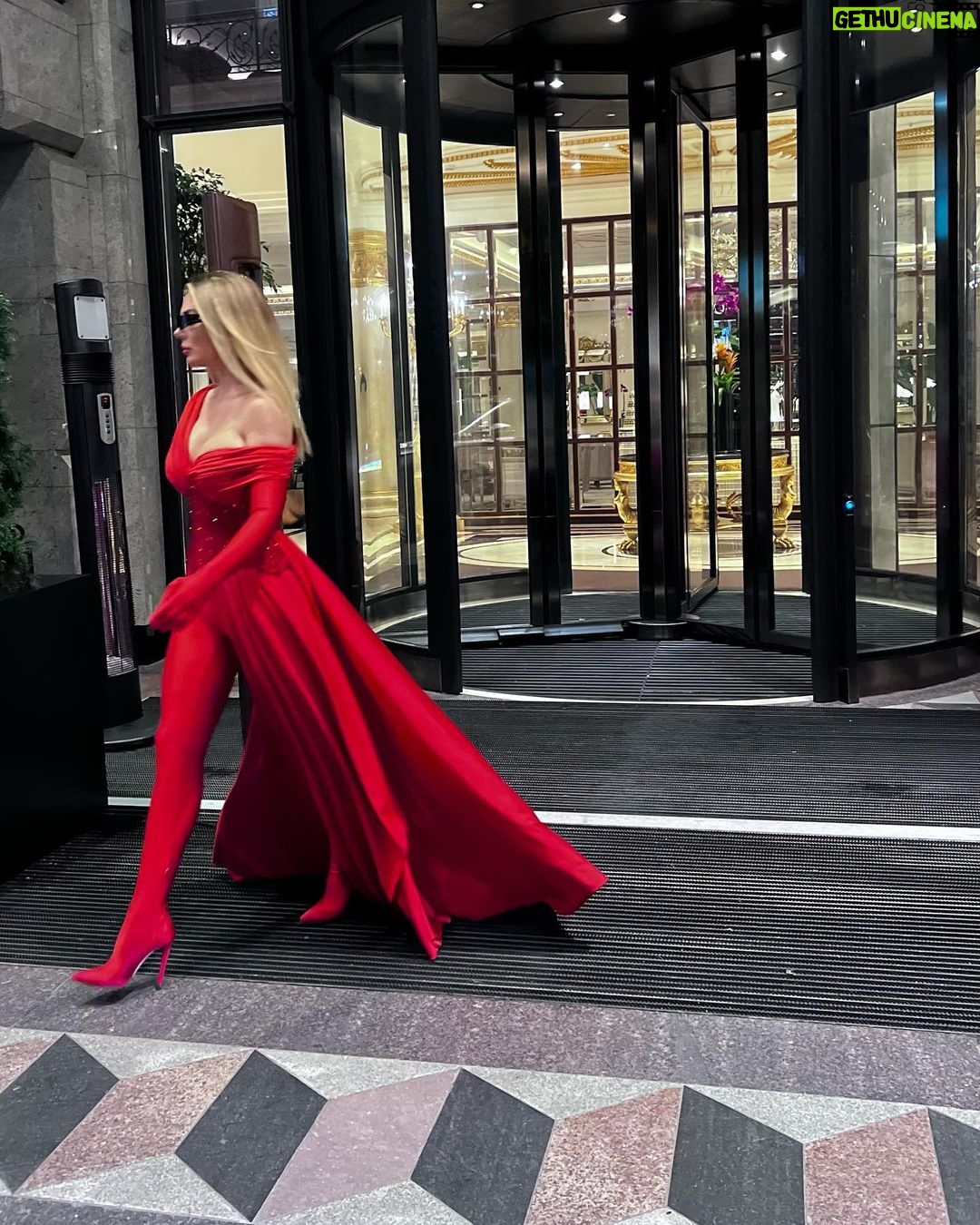 Anna Sedokova - 38.2K Likes - Lady in red..
Make up and photo @makeup_kallasova
Hair @elenaball19
Bodysuit and more @voronovanton ❤️