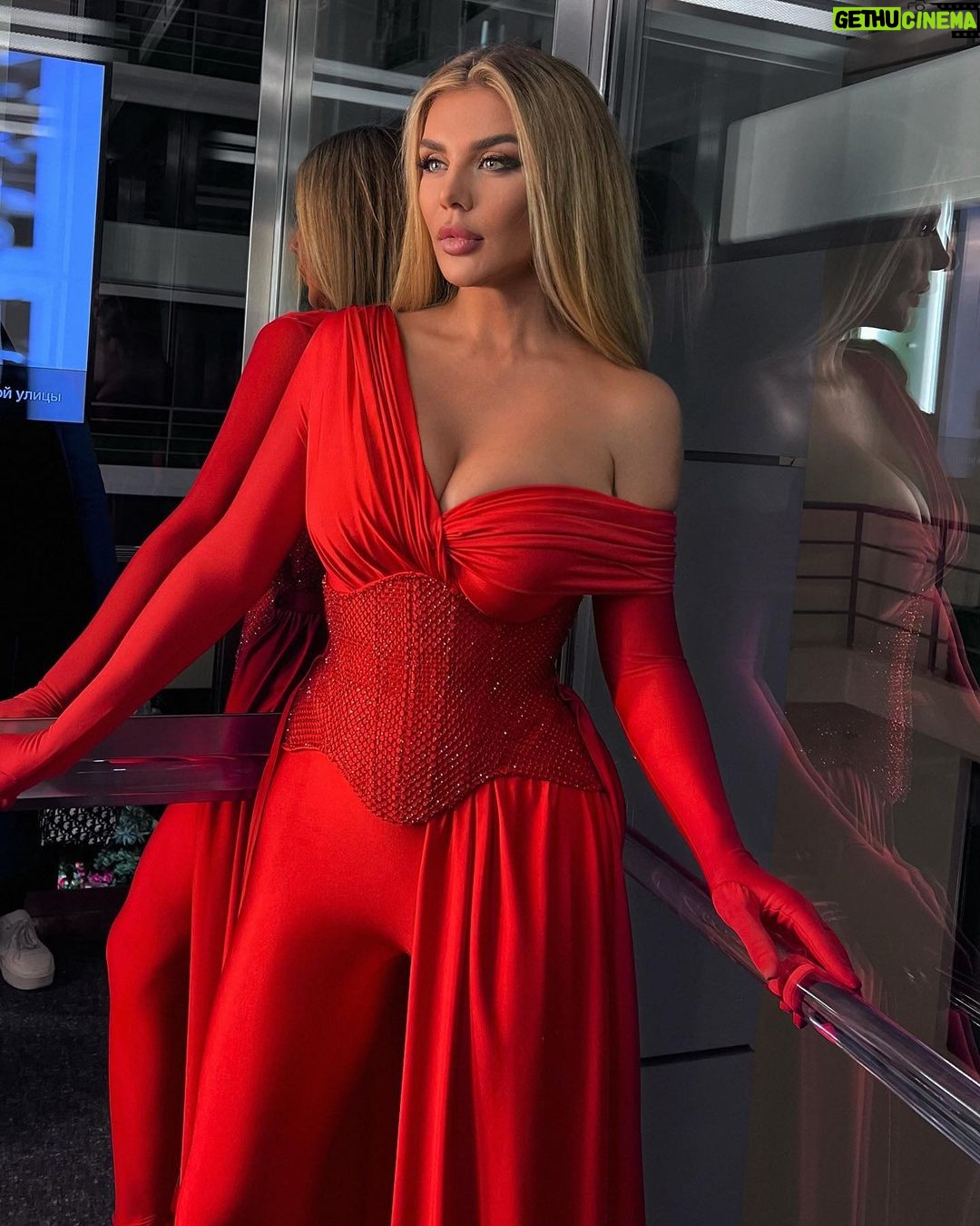 Anna Sedokova - 38.2K Likes - Lady in red..
Make up and photo @makeup_kallasova
Hair @elenaball19
Bodysuit and more @voronovanton ❤️