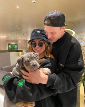 Anna Sedokova Instagram - Мамбы больше нет . Он на небе . 

Это случилось давно . У нас просто не было сил сказать . Этот год был сложным для нас и нашей семьи . 

Я потеряла самого близкого человека . 

Мы потеряли нашего Мамбу ,который был нам сыном , братиком и просто всем . 

Самый добрый и большой пёс ,который преодолел с нами тысячи километров не смог избежать столкновения с пьяным водителем . 

Каждый день мы искали смыслы в этом ,но так и не нашли . Особенно сложно было не мне . А мужу . Это был его лучший друг, был его мир . И когда все развалилось у нас забрали ещё больше . И нас в какой то момент не стало . 

Этот пост даётся мне особенно трудно . Но нужно жить дальше . Ведь он бы точно этого хотел . Ведь нам есть ради чего . Ради кого. Нужно жить и верить . Нужно искать в себе силы , искать силы друг в друге . И мы нашли . Но это уже совсем другая история о которой я расскажу завтра . А пока пусть эти фото останутся тут 💔 #mambamentality