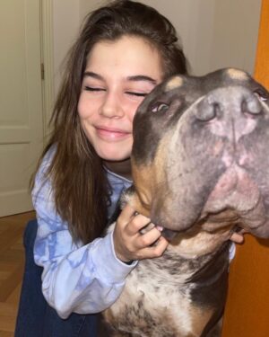 Anna Sedokova Instagram - Мамбы больше нет . Он на небе . 

Это случилось давно . У нас просто не было сил сказать . Этот год был сложным для нас и нашей семьи . 

Я потеряла самого близкого человека . 

Мы потеряли нашего Мамбу ,который был нам сыном , братиком и просто всем . 

Самый добрый и большой пёс ,который преодолел с нами тысячи километров не смог избежать столкновения с пьяным водителем . 

Каждый день мы искали смыслы в этом ,но так и не нашли . Особенно сложно было не мне . А мужу . Это был его лучший друг, был его мир . И когда все развалилось у нас забрали ещё больше . И нас в какой то момент не стало . 

Этот пост даётся мне особенно трудно . Но нужно жить дальше . Ведь он бы точно этого хотел . Ведь нам есть ради чего . Ради кого. Нужно жить и верить . Нужно искать в себе силы , искать силы друг в друге . И мы нашли . Но это уже совсем другая история о которой я расскажу завтра . А пока пусть эти фото останутся тут 💔 #mambamentality