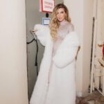 Anna Sedokova Instagram - Люди так много внимания уделяют внешнему и так мало настоящему . Так много волнуются о том как выглядишь, в чем была, с кем дружит, сколько денег стоит твой шмот . Но по факту (это я вам как человек , который месяц не смотрелся в зеркало на острове и которого 24/7 снимали камеры) это все так не важно . Все равно для кого то ты всегда будешь недостаточно красив, молод, стилен, вхож в круги или кружочки . Всегда будут те, кому недостаточно . Тебя . А если поглубже копнуть, то на самом деле себя . Жизнь одна . Вот такая как она есть . И ты у себя одна. И я точно поняла,что нужно не пытаться в этой жизни угодить тем,кому не достаточно . А любить и дорожить теми,кому тебя достаточно ❤️