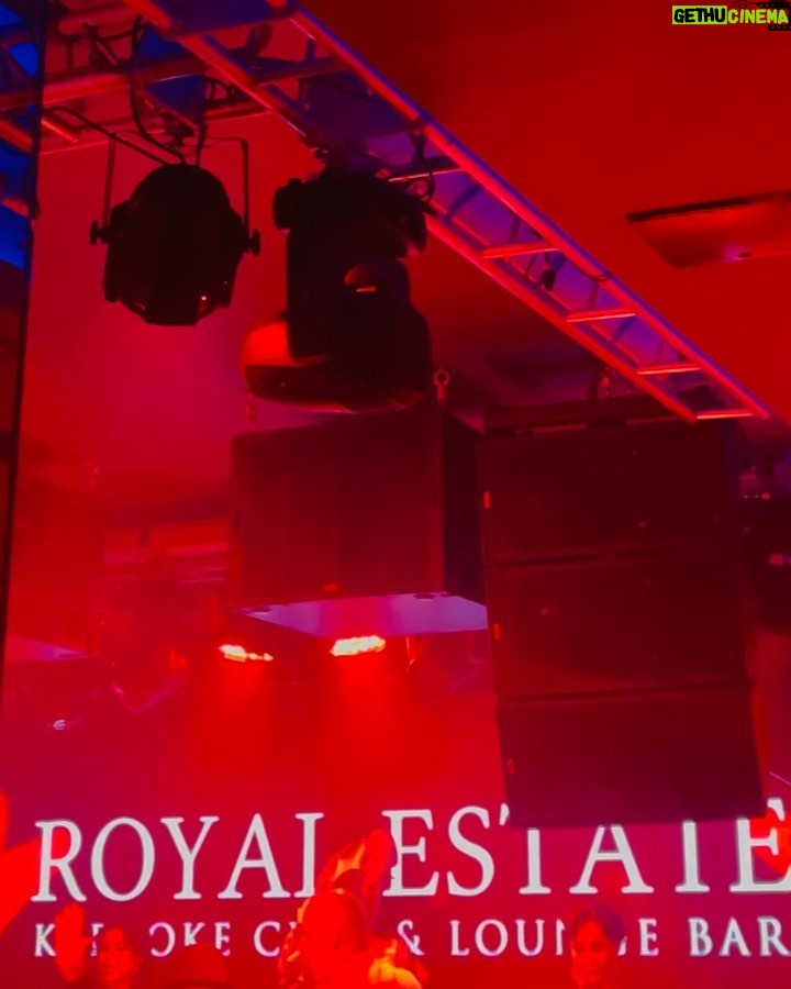 Anna Sedokova Instagram - Девочкам нужны двухметровые плюшевые мишки и цветы в четыре утра ) Поздравляю @eminofficial с открытием @royal.estate.club 🔥 Royal Estate - karaoke club