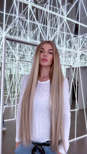 Anna Sedokova Instagram - А вот и мои перемены, и это не новая я. Это все та же я. Просто в новой версии ) И так умеют только в любимом салоне @subrosa.moscow ❤️
Я помню момент,когда  @sarbashevvladimir подошел ко мне и сказал,а давай попробуем по другому. Не так как ты всегда привыкла. Давай рискнем. Все беру на себя . 
Я немного посопротивлялась,а потом поняла,что есть люди ,которым обязательно нужно доверять . 
И это вы еще не видели мои волосы в кудряшках. 
Спасибо @subrosa.moscow за самый VIP сервис из возможных, а я в этом разбираюсь поверьте. И самый заботливый коллектив ❤️
Вы знаете куда идти за переменами,которые не испортят вам жизнь ) 
Нравится ?