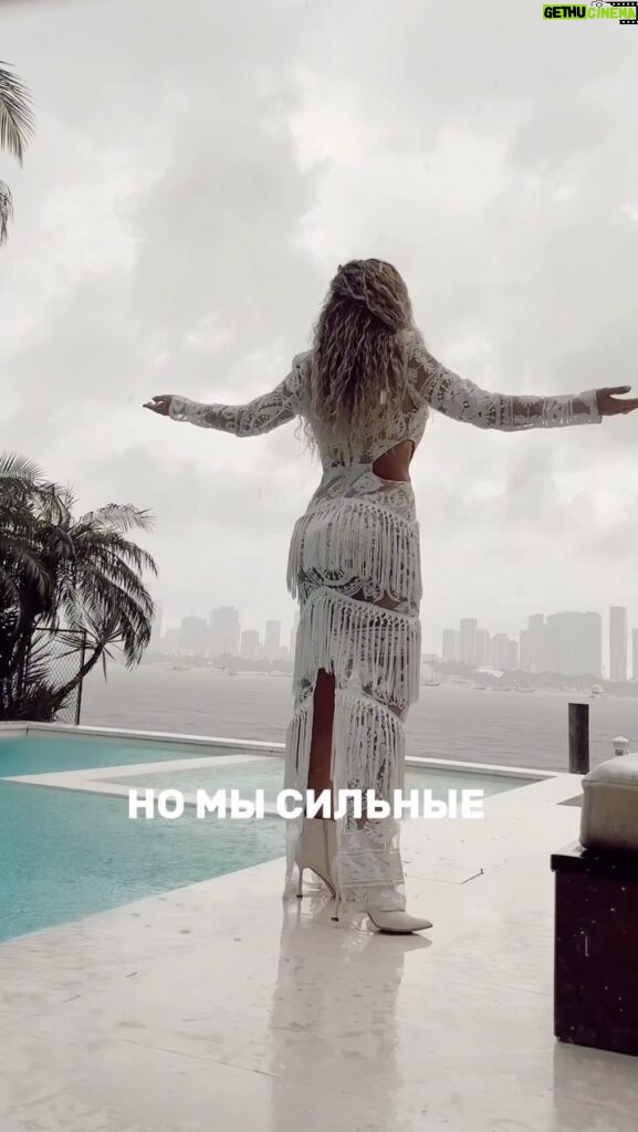 Anna Sedokova Instagram - В самые сложные моменты жизни настоящие женщины самые красивые. Они держаться , не сдаются . Они снова делают вид,что сильные. Верят в чудо, поднимаются и идут вперед. Ни смотря ни на что . #ясильнаяясправлюсь Песня «Пятый угол» акустическая версия ❤‍🩹 Miami, Florida