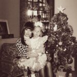 Anna Shurochkina Instagram - Новый год - это про любовь близких, желания, счастье 🎁 и снег за окном❄️ у меня еще, может быть, про борщ на завтрак))) Под конец уходящего года мне нравится вспоминать и благодарить за события, людей, пусть, иногда, испытания, сложности, но все это путь каждого из нас - свой, абсолютно уникальный ✨А вы за что благодарны уходящему году?❤️