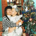 Anna Shurochkina Instagram - Новый год - это про любовь близких, желания, счастье 🎁 и снег за окном❄️ у меня еще, может быть, про борщ на завтрак))) Под конец уходящего года мне нравится вспоминать и благодарить за события, людей, пусть, иногда, испытания, сложности, но все это путь каждого из нас - свой, абсолютно уникальный ✨А вы за что благодарны уходящему году?❤️