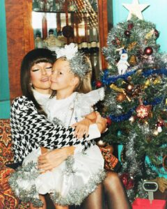 Anna Shurochkina Instagram - Новый год - это про любовь близких, желания, счастье 🎁 и снег за окном❄️ у меня еще, может быть, про борщ на завтрак))) Под конец уходящего года мне нравится вспоминать и благодарить за события, людей, пусть, иногда, испытания, сложности, но все это путь каждого из нас - свой, абсолютно уникальный ✨А вы за что благодарны уходящему году?❤️