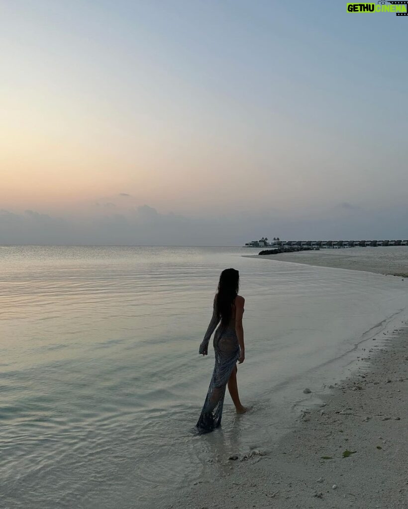 Anna Shurochkina Instagram - 💫Суть жизни не в том, чтобы ждать, когда наконец закончится ненастье, а в том, чтобы научиться танцевать под дождём. – Вивьен Грин @emeraldmaldivesresortspa #emeraldmaldivesresortspa #NaturalElegance #emeraldmaldives Emerald Maldives Resort & Spa