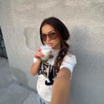 Anna Shurochkina Instagram - ♻️Бумага или пластик? Какой стаканчик экологичнее? Многие из вас, неверняка, уже не представляют свой день без кофе на вынос. Особый шарм таких кофеин - дизайнерские стаканчики. Но есть с ними одна проблема - это совсем не экологично🤷🏼‍♀️ Кофейные стаканчики обычно имеют полимерную прослойку. А она в сочетании с бумагой становится материалом запрещённым к переработке. Только свалка или сжигание ♻️Вот поэтому, если «на вынос» - то лучше обычный пластик (либо свой стильный термос), ему-то в переработке будут рады, а количество точек сбора вторсырья из пластика только растёт с каждым годом😉 #экосреда 𝖀𝖓𝖎𝖛𝖊𝖗𝖘𝖊