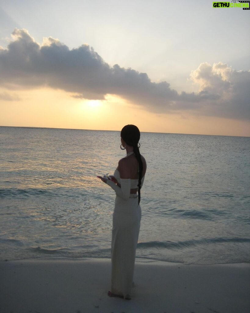 Anna Shurochkina Instagram - Счастье - это состояние ума 🌺 p.s. Читаю сейчас книгу об этом… @emeraldmaldivesresortspa #emeraldmaldivesresortspa #NaturalElegance #emeraldmaldives Emerald Maldives Resort & Spa