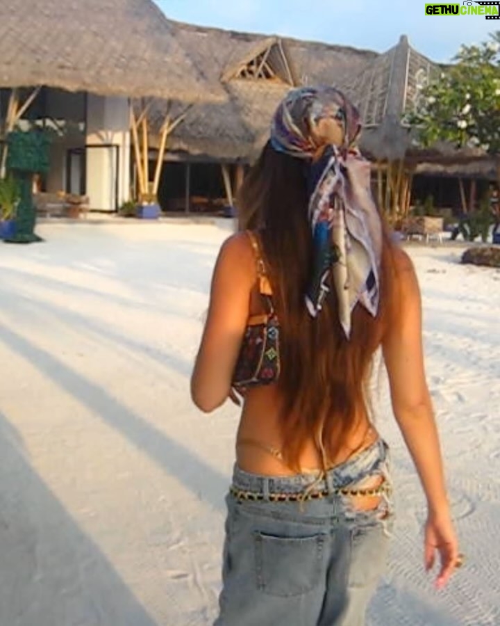 Anna Shurochkina Instagram - random beach strolls 🦎 vibes at @emeraldmaldivesresortspa #emeraldmaldivesresortspa #NaturalElegance #emeraldmaldives Emerald Maldives Resort & Spa