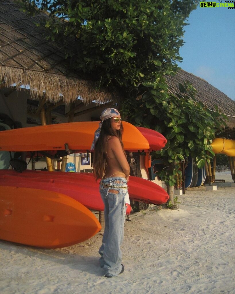 Anna Shurochkina Instagram - random beach strolls 🦎 vibes at @emeraldmaldivesresortspa #emeraldmaldivesresortspa #NaturalElegance #emeraldmaldives Emerald Maldives Resort & Spa