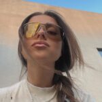 Anna Shurochkina Instagram - ♻️Бумага или пластик? Какой стаканчик экологичнее? Многие из вас, неверняка, уже не представляют свой день без кофе на вынос. Особый шарм таких кофеин - дизайнерские стаканчики. Но есть с ними одна проблема - это совсем не экологично🤷🏼‍♀️ Кофейные стаканчики обычно имеют полимерную прослойку. А она в сочетании с бумагой становится материалом запрещённым к переработке. Только свалка или сжигание ♻️Вот поэтому, если «на вынос» - то лучше обычный пластик (либо свой стильный термос), ему-то в переработке будут рады, а количество точек сбора вторсырья из пластика только растёт с каждым годом😉 #экосреда 𝖀𝖓𝖎𝖛𝖊𝖗𝖘𝖊