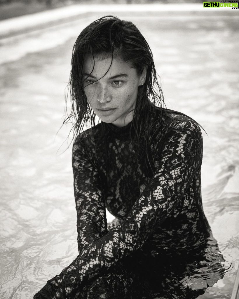 Anne Curtis Instagram - In the beginning it was all black and white. +1 this month and it’s been amazing so far. Freckles and all. 🤍🖤✨🧚 Thank you @bjpascual for capturing these 🥹 and @glademirechavarre and her team for miraculously making this dress 🧚‍♀️ and my mamangs for ever @santiagoraymond @robbiepinera for making me look and feel beautiful ✨