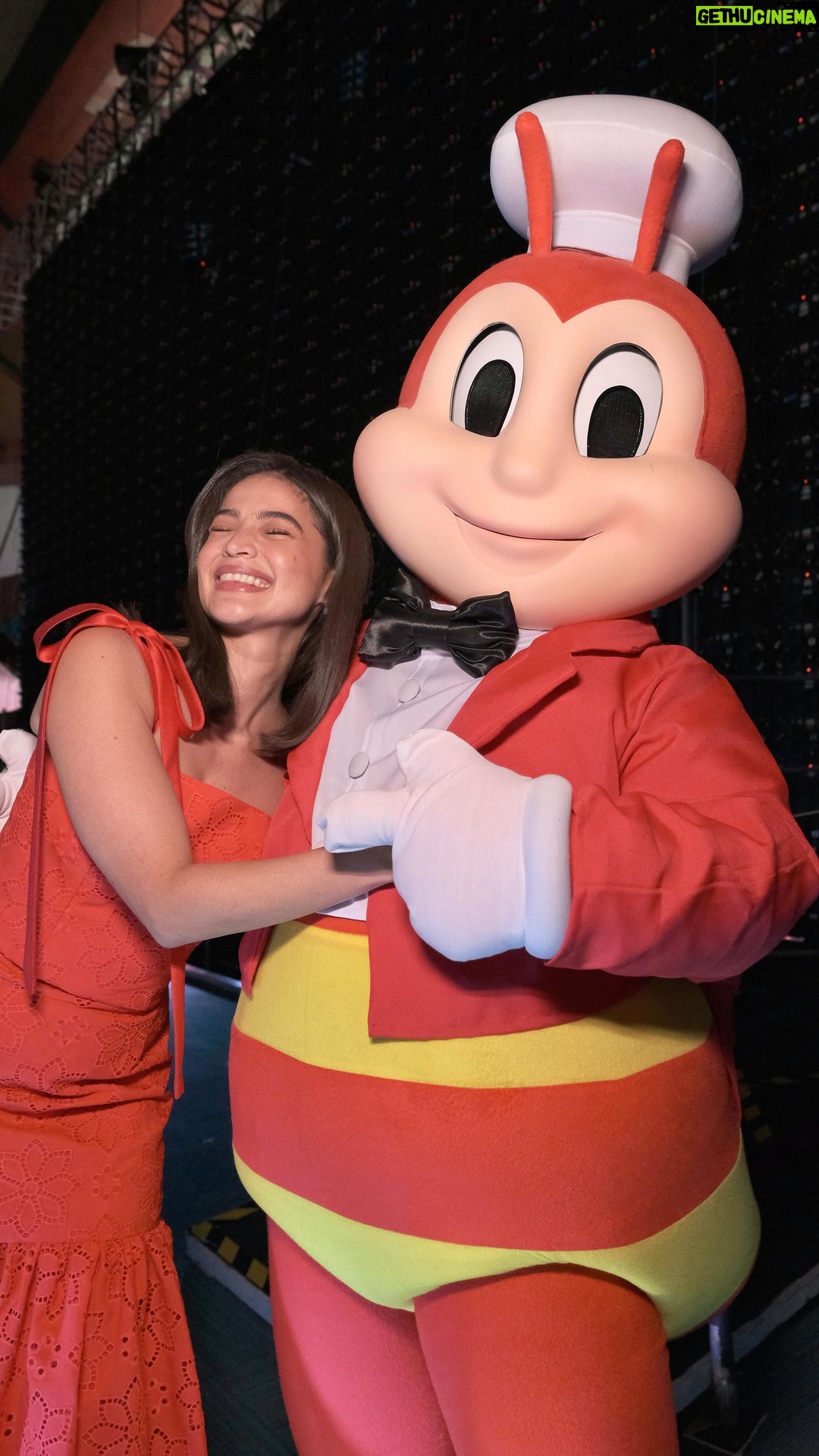 Anne Curtis Instagram - I ❣️ you forever @jollibee family! 🐝 always enJOY seeing all of you! Exciting things happening this year. #Jollibee