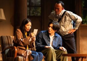 Anne Nakamura Instagram - 舞台 『 笑ってもいい家 』 折り返し、ここから後半戦です🌱 本日LIVE配信もございます。 #笑ってもいい家 劇団俳優座