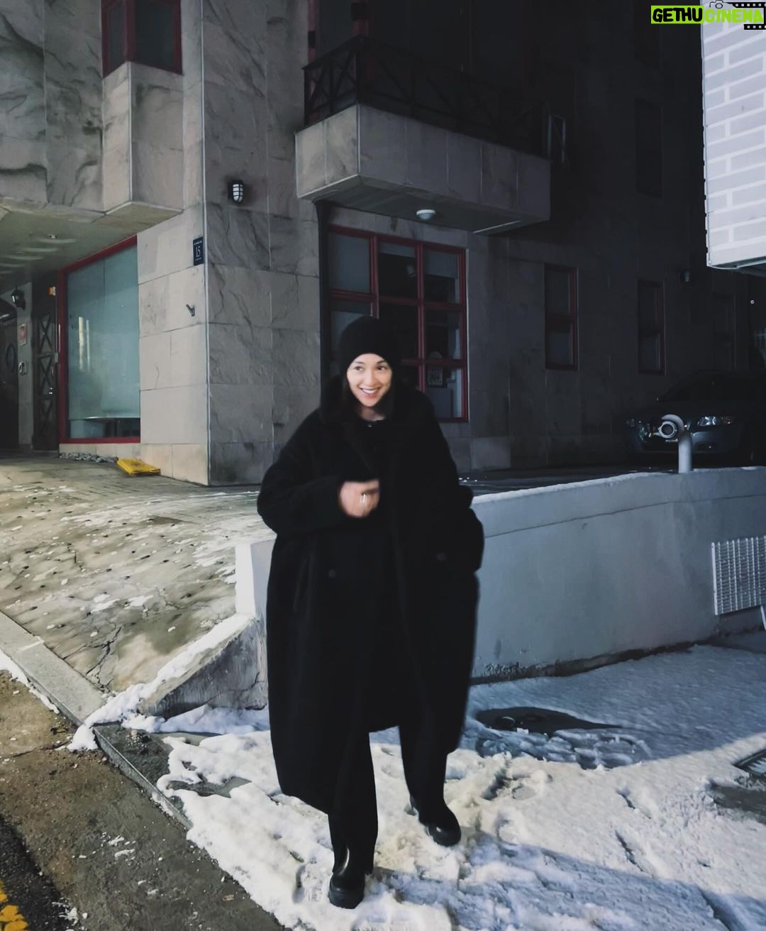 Anne Nakamura Instagram - 🐻❄️🌨️🤍🏹 @maxmara / Coat @barrie / Bottom
