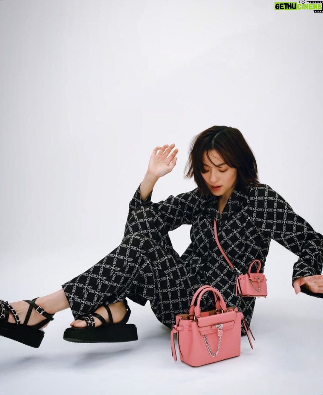 Anne Nakamura Instagram - @michaelkors for @baila_magazine🦒