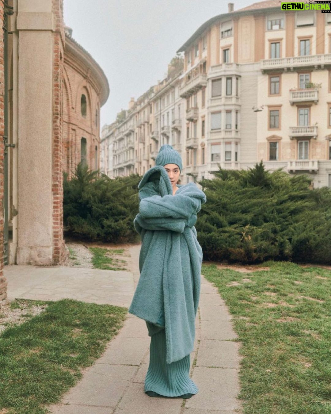 Anne Nakamura Instagram - 🩵🩵🩵 @maxmara @harpersbazaarjapan