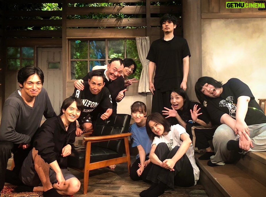 Anne Nakamura Instagram - 明日、ついに千穐楽を迎えます。 稽古が始まった1ヶ月前から、本番が始まり今日まで、生きた心地がしなかったですが、チームの皆さまに支えていただき、ここまで辿り着くことができました。 最後、この『 笑ってもいい家 』を、我々も悔いなく笑って終われるよう、想いを、魂を込めてお届けいたします❤️🔥 #笑ってもいい家 劇団俳優座