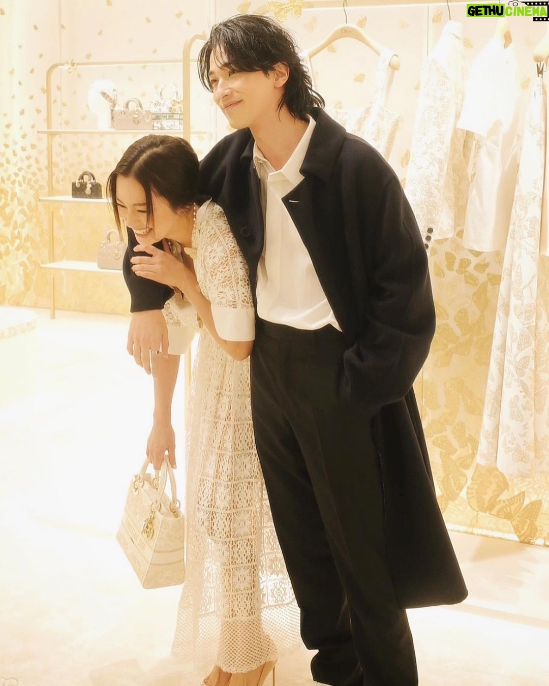 Anne Nakamura Instagram - 🦋🦋🦋 DIOR HOLIDAY POP UP AT OMOTESANTO CROSSING 🦋🦋🦋 11月18日-12月25日まで開催中💫 TREE OF LIFE 🌳がとっても素敵です 願いを込めに、この機会に是非お立ち寄りください。 @dior #diorcruise #ディオールホリデーポップアップ #ディオールファインジュエリー #SupportedByDior 表参道交差点 Omotesando Crossing
