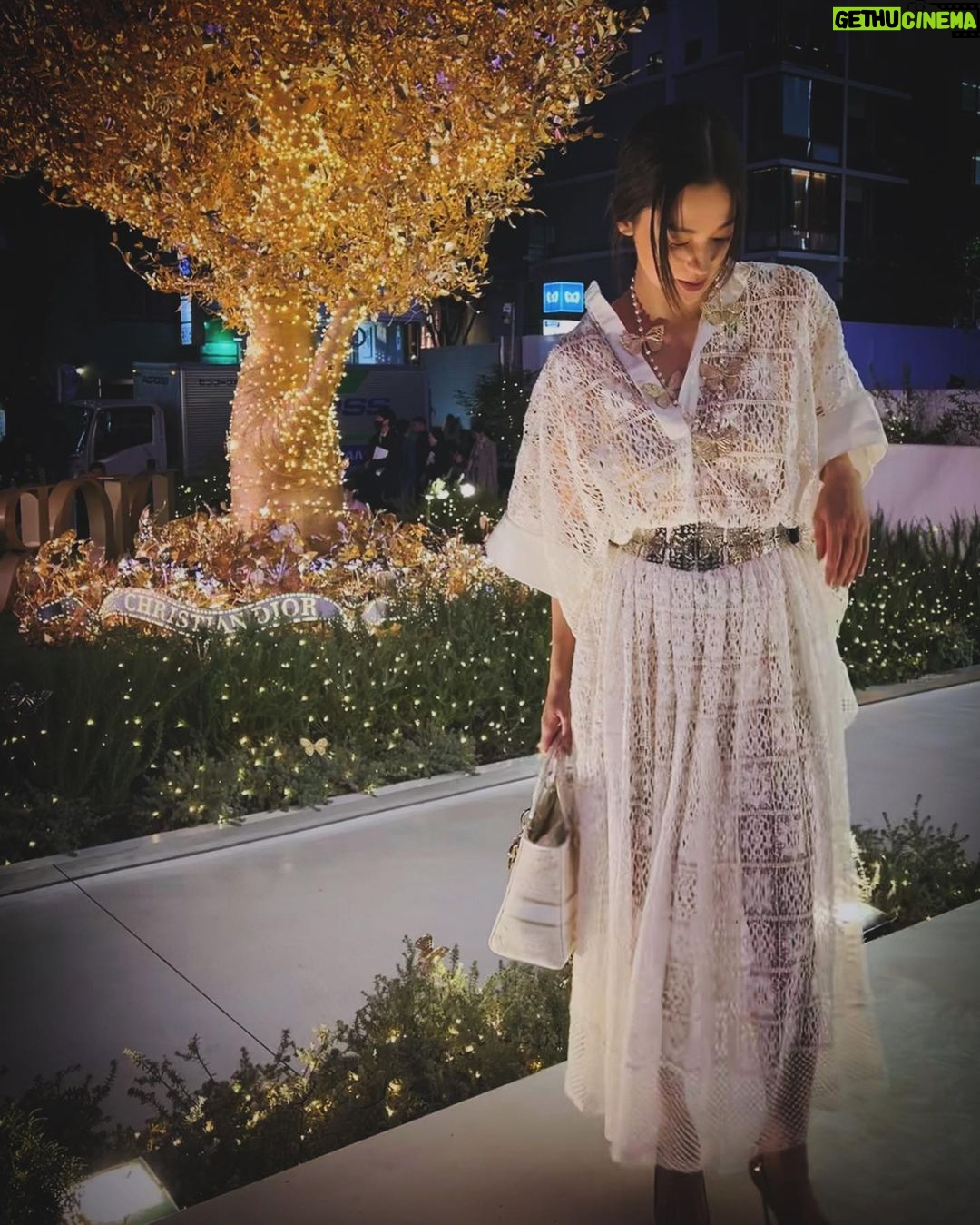Anne Nakamura Instagram - 🦋🦋🦋 DIOR HOLIDAY POP UP AT OMOTESANTO CROSSING 🦋🦋🦋 11月18日-12月25日まで開催中💫 TREE OF LIFE 🌳がとっても素敵です 願いを込めに、この機会に是非お立ち寄りください。 @dior #diorcruise #ディオールホリデーポップアップ #ディオールファインジュエリー #SupportedByDior 表参道交差点 Omotesando Crossing