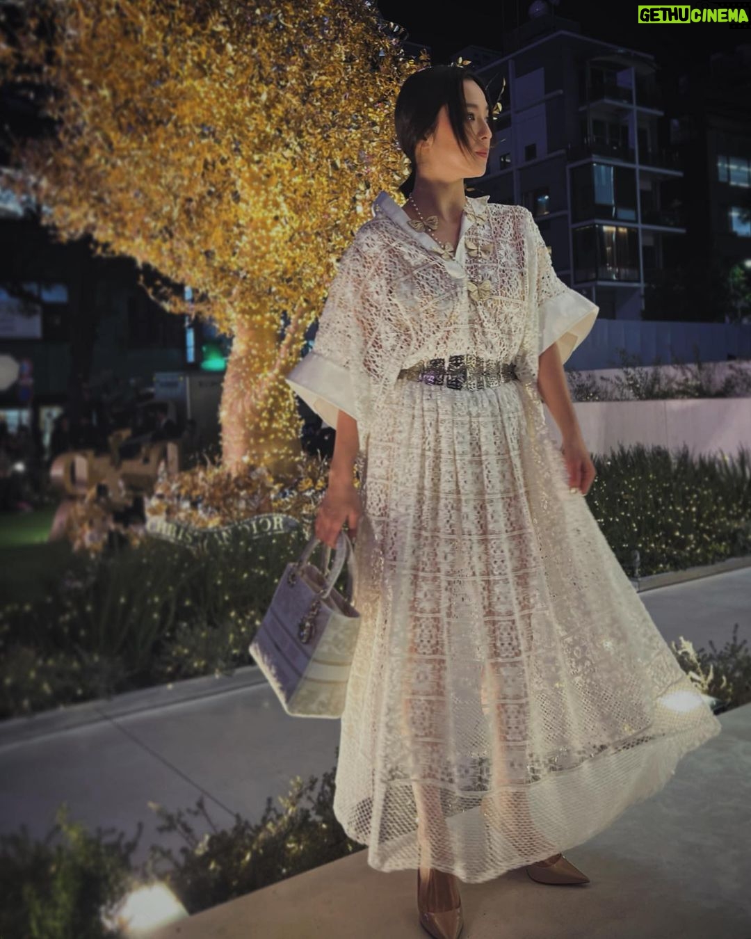 Anne Nakamura Instagram - 🦋🦋🦋 DIOR HOLIDAY POP UP AT OMOTESANTO CROSSING 🦋🦋🦋 11月18日-12月25日まで開催中💫 TREE OF LIFE 🌳がとっても素敵です 願いを込めに、この機会に是非お立ち寄りください。 @dior #diorcruise #ディオールホリデーポップアップ #ディオールファインジュエリー #SupportedByDior 表参道交差点 Omotesando Crossing
