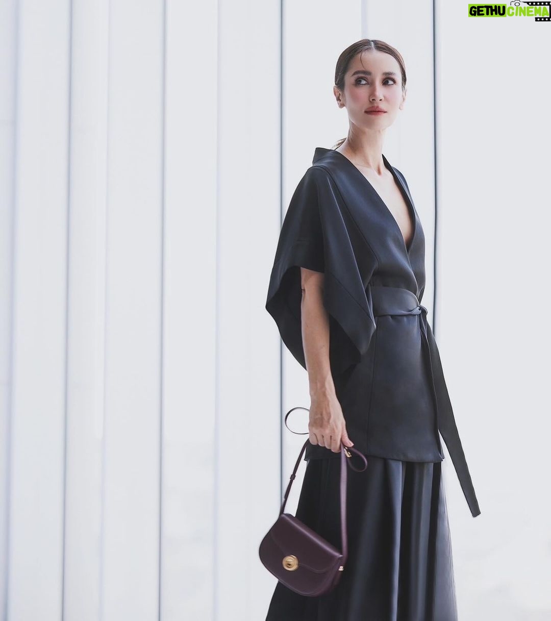 Anne Thongprasom Instagram - Elevate my looks with Loro Piana new Ghiera Bag ✨ @LoroPiana #LoroPiana #LoroPianaGhieraBag