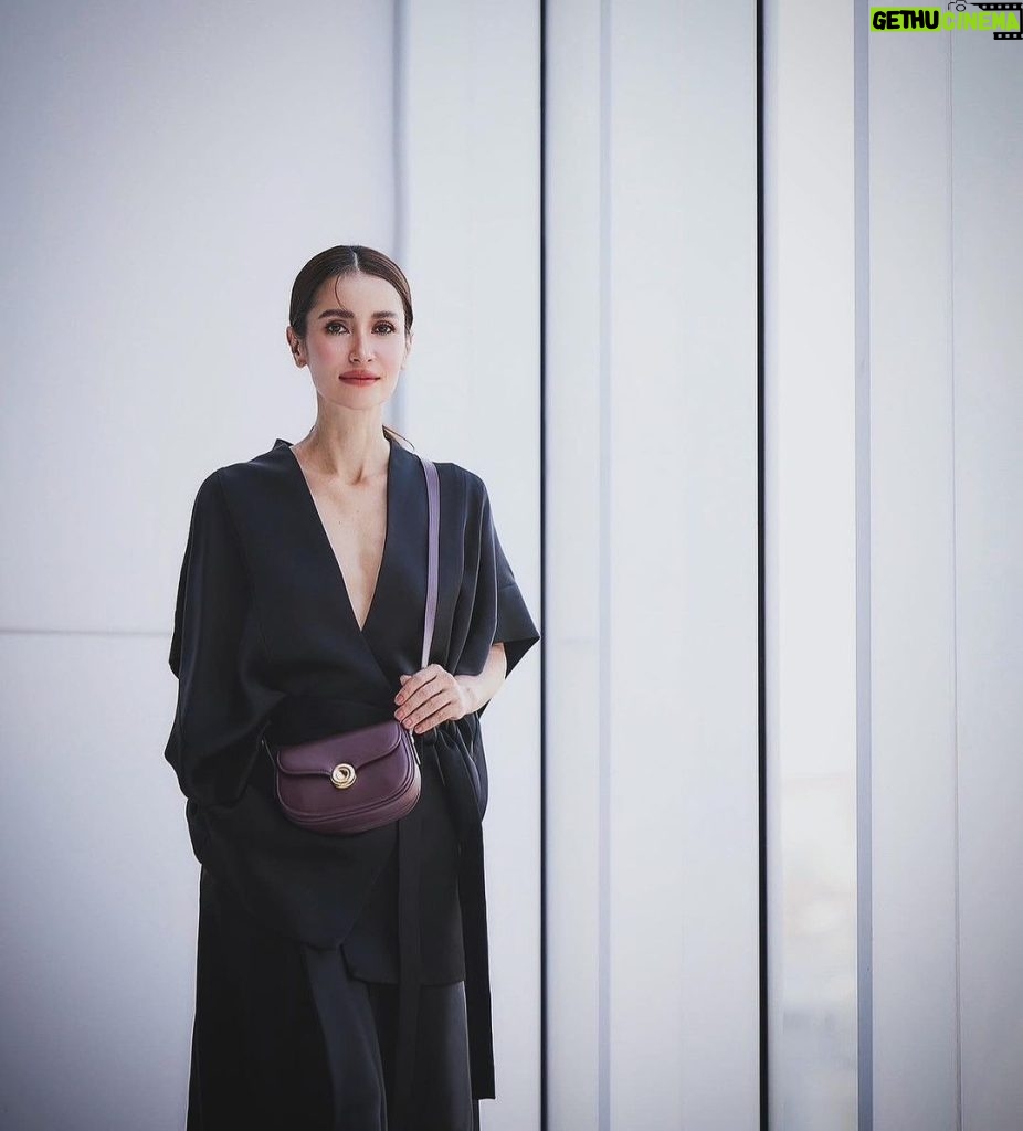 Anne Thongprasom Instagram - Elevate my looks with Loro Piana new Ghiera Bag ✨ @LoroPiana #LoroPiana #LoroPianaGhieraBag