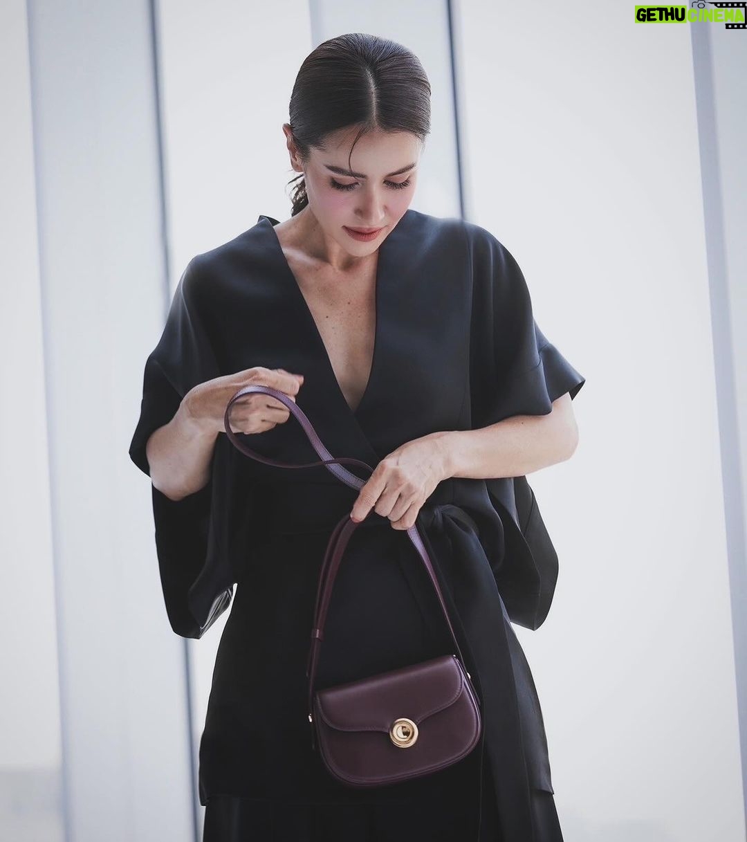Anne Thongprasom Instagram - Elevate my looks with Loro Piana new Ghiera Bag ✨ @LoroPiana #LoroPiana #LoroPianaGhieraBag