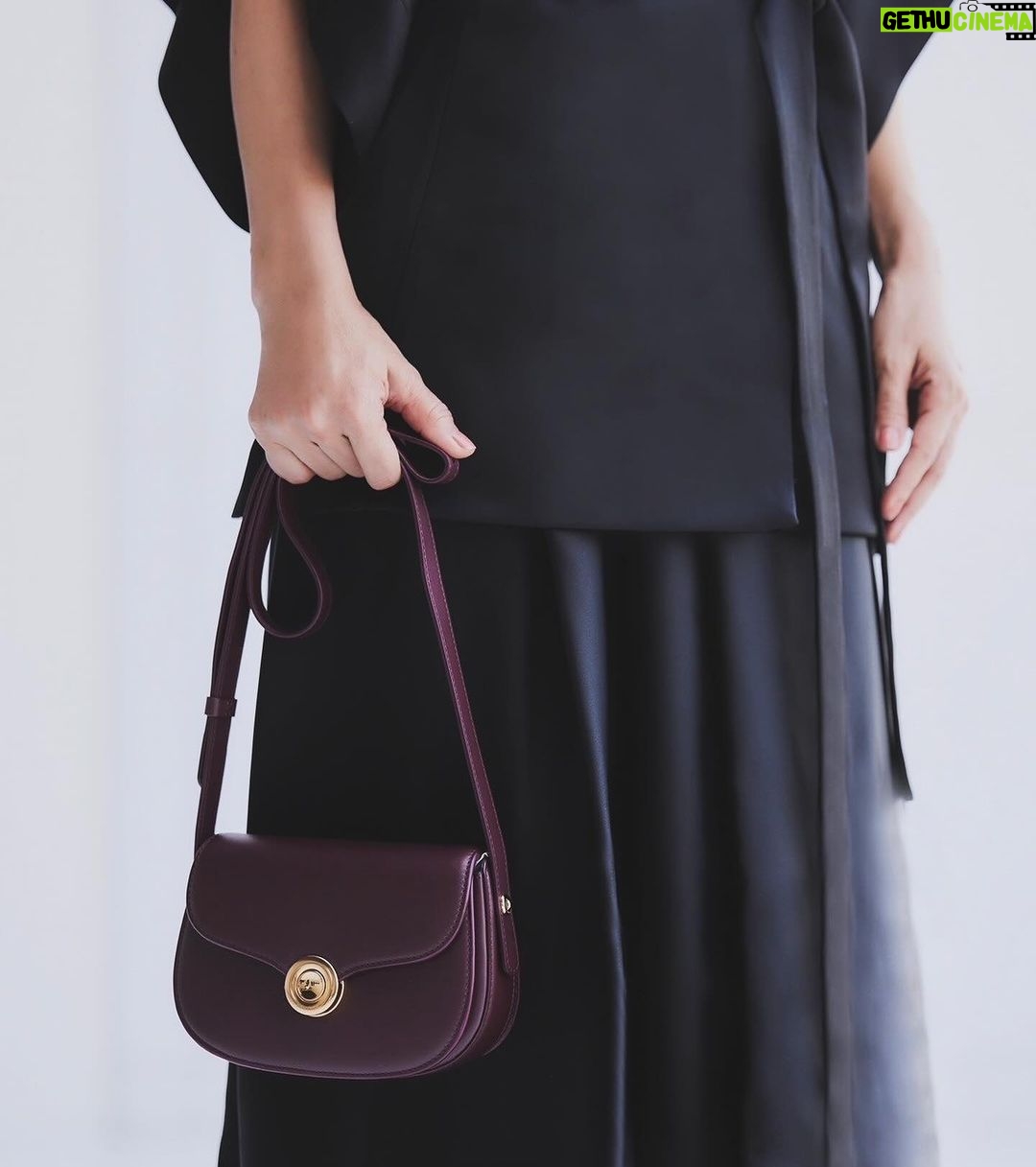 Anne Thongprasom Instagram - Elevate my looks with Loro Piana new Ghiera Bag ✨ @LoroPiana #LoroPiana #LoroPianaGhieraBag