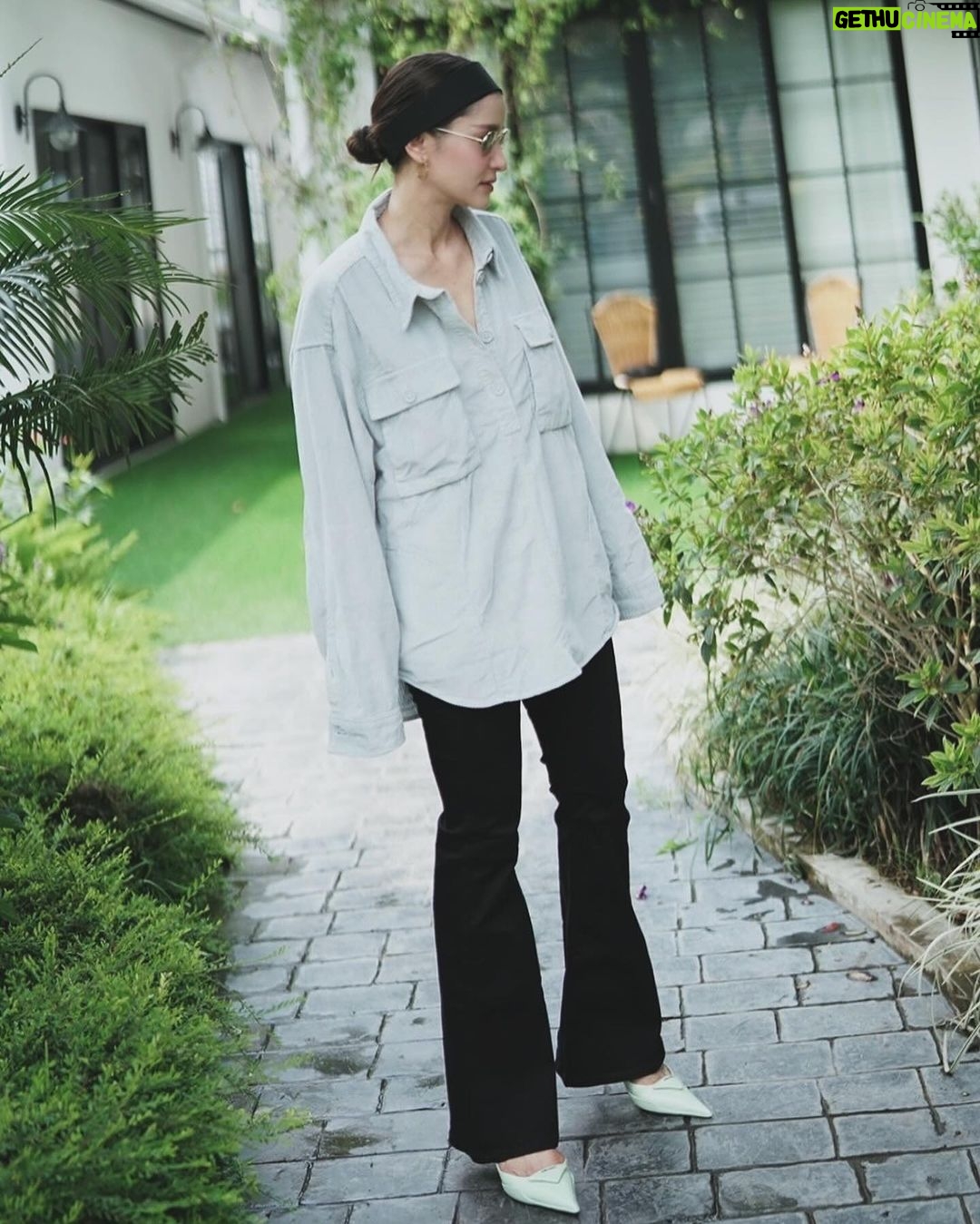 Anne Thongprasom Instagram - แอนชอบกางเกงยีนส์ทรง flare ใส่แล้วดูลำตัวและขายาวขึ้น โดยไม่จำเป็นต้องใส่ส้นสูงมากๆก็ได้ แมทช์กับเสื้อผ้าได้หลากหลายเช่น - Denim on Denim ยีนส์ชนยีนส์ 😎 - สบาย ๆ ใส่กับเสื้อยืด🙂 - ใส่กับเสื้อครอป - เท่ปนเซ็กซี่เบา ๆ ด้วยเสื้อกล้าม☺️ - ใส่กับเสื้อแขนกุด - ใส่กับเสื้อ Oversize😃 มีไว้สักตัวนะคะ...จะขาเล็ก ขาใหญ่ ก็ใส่ได้ทั้งนั้น เอาความมั่นใจเข้าสู้เลยค่ะ 🥰 @americaneagleth #AEJeans #AmericanEagleTH