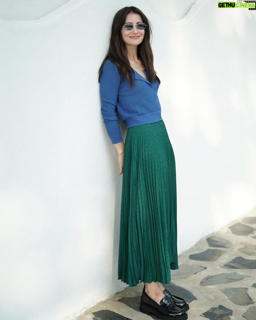 Anne Thongprasom Instagram - UNIQLO : C ผลงานการออกแบบของ Clare Waight Keller มาต้อนรับคอลเลคชันฤดูใบไม้ร่วงและใบไม้ผลิ 2024 กันค่ะ กับเสื้อผ้าที่จะมาช่วยเผยความสดชื่นในฤดูใบไม้ผลิและฤดูร้อน สามารถใส่ได้ทุกวัน เนื้อผ้ามีความโปร่งและเบา สีสันโดดเด่นสไตล์โมเดิร์น แมตช์ลุคได้ง่าย ตอบโจทย์กับชีวิตประจำวันของแอนมากๆค่ะ ทั้งตอนเย็นสบายในช่วงเช้าหรือร้อนอบอ้าวในช่วงบ่าย นับเป็นอีกคอลเลคชั่นที่เหมาะกับ Summer นี้มากจริงๆ สินค้าวางขายแล้ววันนี้ ที่ยูนิโคล่ทุกสาขารวมถึงช่องทางออนไลน์นะคะ #UniqloC #ClareWaightKeller #Uniqlothailand