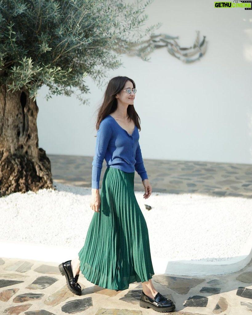 Anne Thongprasom Instagram - UNIQLO : C ผลงานการออกแบบของ Clare Waight Keller มาต้อนรับคอลเลคชันฤดูใบไม้ร่วงและใบไม้ผลิ 2024 กันค่ะ กับเสื้อผ้าที่จะมาช่วยเผยความสดชื่นในฤดูใบไม้ผลิและฤดูร้อน สามารถใส่ได้ทุกวัน เนื้อผ้ามีความโปร่งและเบา สีสันโดดเด่นสไตล์โมเดิร์น แมตช์ลุคได้ง่าย ตอบโจทย์กับชีวิตประจำวันของแอนมากๆค่ะ ทั้งตอนเย็นสบายในช่วงเช้าหรือร้อนอบอ้าวในช่วงบ่าย นับเป็นอีกคอลเลคชั่นที่เหมาะกับ Summer นี้มากจริงๆ สินค้าวางขายแล้ววันนี้ ที่ยูนิโคล่ทุกสาขารวมถึงช่องทางออนไลน์นะคะ #UniqloC #ClareWaightKeller #Uniqlothailand