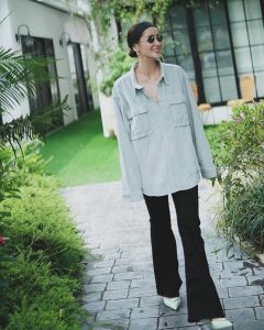 Anne Thongprasom Instagram - แอนชอบกางเกงยีนส์ทรง flare ใส่แล้วดูลำตัวและขายาวขึ้น โดยไม่จำเป็นต้องใส่ส้นสูงมากๆก็ได้ แมทช์กับเสื้อผ้าได้หลากหลายเช่น - Denim on Denim ยีนส์ชนยีนส์ 😎 - สบาย ๆ ใส่กับเสื้อยืด🙂 - ใส่กับเสื้อครอป - เท่ปนเซ็กซี่เบา ๆ ด้วยเสื้อกล้าม☺️ - ใส่กับเสื้อแขนกุด - ใส่กับเสื้อ Oversize😃 มีไว้สักตัวนะคะ...จะขาเล็ก ขาใหญ่ ก็ใส่ได้ทั้งนั้น เอาความมั่นใจเข้าสู้เลยค่ะ 🥰 @americaneagleth #AEJeans #AmericanEagleTH