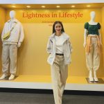 Anne Thongprasom Instagram - ‘Lightness’ คือเสื้อผ้าที่แฝงไว้ด้วยฟังก์ชั่นการใช้งาน สีโทน กลางๆ ดูโมเดิร์นได้ทุกยุคทุกสมัย ไม่ตกยุค • เสื้อผ้าที่มีเนื้อผ้าเบา หรือมีนวัตกรรมที่ทำให้ชีวิตของเราดีขึ้นในช่วงซัมเมอร์ • ในซีซั่นส์นี้แอบเห็นว่ายูนิโคล่ได้สร้างสรรค์ไอเทมที่แฝงด้วยฟังก์ชั่นที่โดดเด่นหลายชิ้นเลย ซึ่งถือเป็นยุคใหม่ของสไตล์มาตรฐานที่ให้เราได้เลือกสวมใส่ไปทำงานหรือออกไปใช้ชีวิตนอกบ้านในช่วงที่อากาศร้อนสุดๆ อย่างซัมเมอร์เมืองไทย • ถ้าได้ลองเดินชมในแต่ละมุมของงานในวันนี้ จะเห็นถึงเสื้อผ้าที่มีฟังก์ชั่น แฝงด้วยนวัตกรรมจากยูนิโคล่หลายชิ้นเลย ทั้งกางเกง Miracle Air เนื้อผ้าก็เบาสบาย • หรือจะเป็นไอเทมตัวดังช่วงซัมเมอร์ของยูนิโคล่ อย่าง AIRism ที่แค่ใส่ก็สบาย • และ UV Protection #กันแดดที่สวมใส่ได้ มาพร้อมคุณสมบัติป้องกันรังสียูวีได้ถึง 90% ช่วยปกป้องผิวคุณจากแสงแดดในทุกวัน • ไอเทมเปี่ยมฟังก์ชั่นทั้งหมดที่ยูนิโคล่พัฒนาอย่างไม่หยุดยั้งทั้งหมดนี้ จะช่วยให้ซัมเมอร์ของคุณเบาสบายยิ่งขึ้นกว่าที่เคย และผ่านช่วงเวลาที่ร้อนที่สุดไปได้อย่างสบายค่ะ😊 #UNIQLO2024SS #LifeWear #UniqloThailand #EaseintoLightness