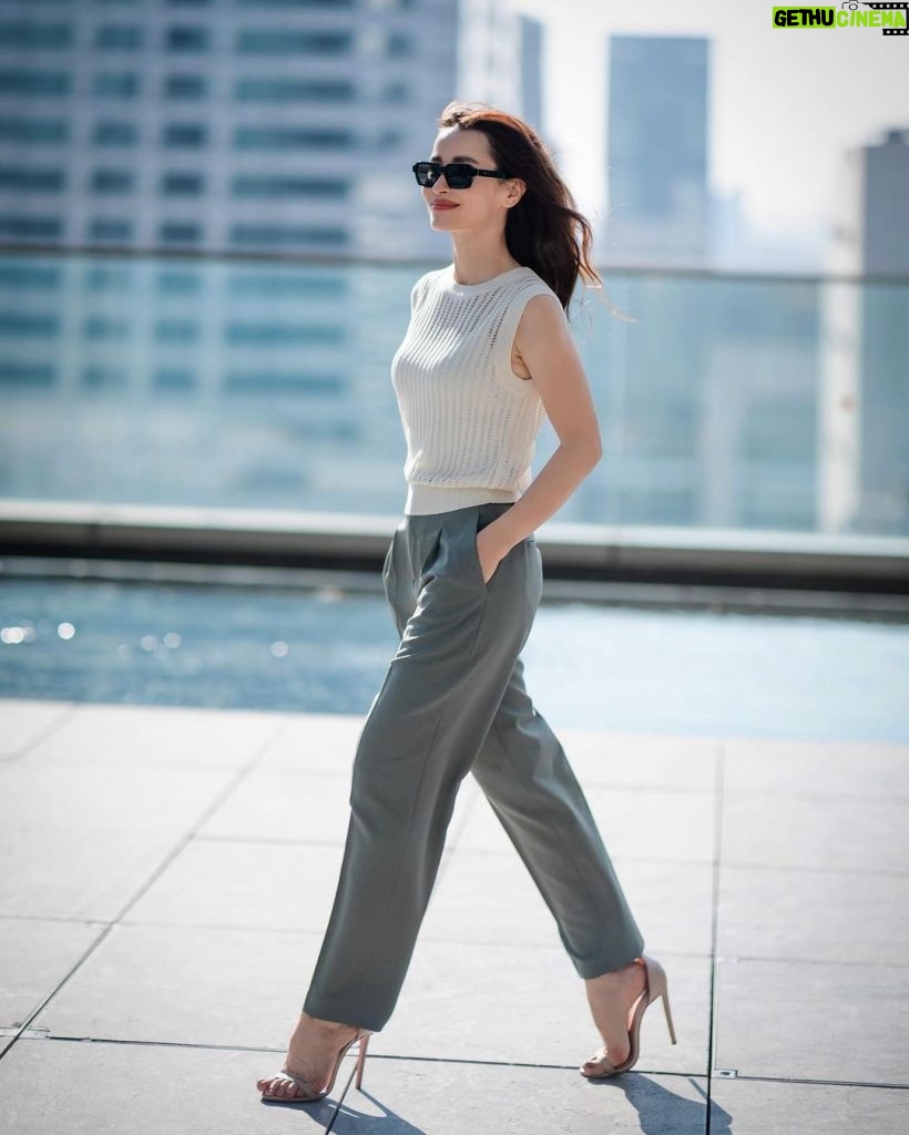 Anne Thongprasom Instagram - ทริคการเลือก outfit สำหรับการแต่งตัวของแอนที่ง่าย แต่เวิร์คเกินคาด ลงตัวกับไลฟ์สไตล์ของแอนที่มีหลากหลายกิจกรรม กับกางเกง Miracle Air ทรงสวย น้ำหนักเบา ใส่สบายทั้งวัน และคุ้มค่ามากๆ ใส่ได้หลากหลายโอกาส ทั้งวันที่ต้องจริงจัง และวันสบายๆ ช่วงนี้มีของใหม่ที่ดีต่อใจเยอะมาก ไปเลือกลองกันได้ที่ยูนิโคล่ทุกสาขาและออนไลน์สโตร์นะคะ ❤ Overall look from @UniqloThailand เสื้อ Knit สีขาว : Mesh Sleeveless Sweater กางเกงสีเขียว: Miracle Air Pleated pants เสื้อแจ็คเก็ต: Miracle Air Jacket เสื้อตัวในพร้อมบราในตัว : AIRism Bra Camisole #Uniqlothailand #MiracleAir #เบาสบายเหนือจินตนาการ