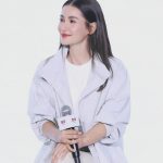 Anne Thongprasom Instagram - ‘Lightness’ คือเสื้อผ้าที่แฝงไว้ด้วยฟังก์ชั่นการใช้งาน สีโทน กลางๆ ดูโมเดิร์นได้ทุกยุคทุกสมัย ไม่ตกยุค • เสื้อผ้าที่มีเนื้อผ้าเบา หรือมีนวัตกรรมที่ทำให้ชีวิตของเราดีขึ้นในช่วงซัมเมอร์ • ในซีซั่นส์นี้แอบเห็นว่ายูนิโคล่ได้สร้างสรรค์ไอเทมที่แฝงด้วยฟังก์ชั่นที่โดดเด่นหลายชิ้นเลย ซึ่งถือเป็นยุคใหม่ของสไตล์มาตรฐานที่ให้เราได้เลือกสวมใส่ไปทำงานหรือออกไปใช้ชีวิตนอกบ้านในช่วงที่อากาศร้อนสุดๆ อย่างซัมเมอร์เมืองไทย • ถ้าได้ลองเดินชมในแต่ละมุมของงานในวันนี้ จะเห็นถึงเสื้อผ้าที่มีฟังก์ชั่น แฝงด้วยนวัตกรรมจากยูนิโคล่หลายชิ้นเลย ทั้งกางเกง Miracle Air เนื้อผ้าก็เบาสบาย • หรือจะเป็นไอเทมตัวดังช่วงซัมเมอร์ของยูนิโคล่ อย่าง AIRism ที่แค่ใส่ก็สบาย • และ UV Protection #กันแดดที่สวมใส่ได้ มาพร้อมคุณสมบัติป้องกันรังสียูวีได้ถึง 90% ช่วยปกป้องผิวคุณจากแสงแดดในทุกวัน • ไอเทมเปี่ยมฟังก์ชั่นทั้งหมดที่ยูนิโคล่พัฒนาอย่างไม่หยุดยั้งทั้งหมดนี้ จะช่วยให้ซัมเมอร์ของคุณเบาสบายยิ่งขึ้นกว่าที่เคย และผ่านช่วงเวลาที่ร้อนที่สุดไปได้อย่างสบายค่ะ😊 #UNIQLO2024SS #LifeWear #UniqloThailand #EaseintoLightness