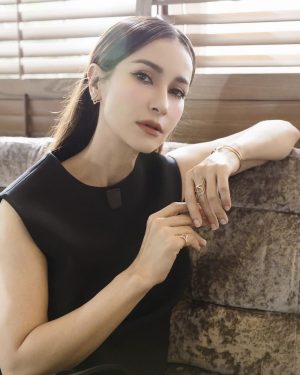 Anne Thongprasom Instagram - Accessorizing with earrings can enhance your everyday look and complement your style. 😊

@louisvuitton #LVBlossom #LVFineJewelry